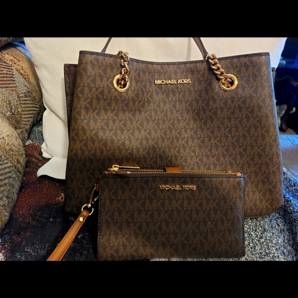 Michael Kors purse and wristlet